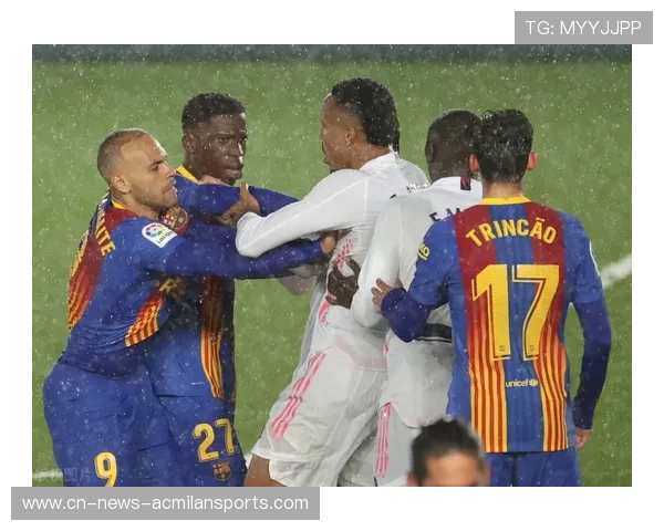 巴赫拉姆阴招失利被扣分莫里飞膝绝地逆袭点燃全场激情 巴赫拉姆阴招失利被扣分莫里飞膝绝地逆袭点燃全场激情